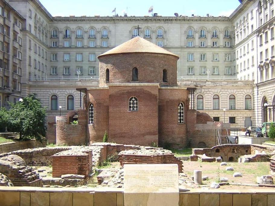 Center 2 * Sofia